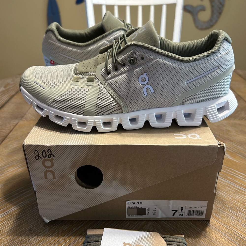 On Running Cloud 5 Men’s Size 7 Shoes in  Chalk/Grove